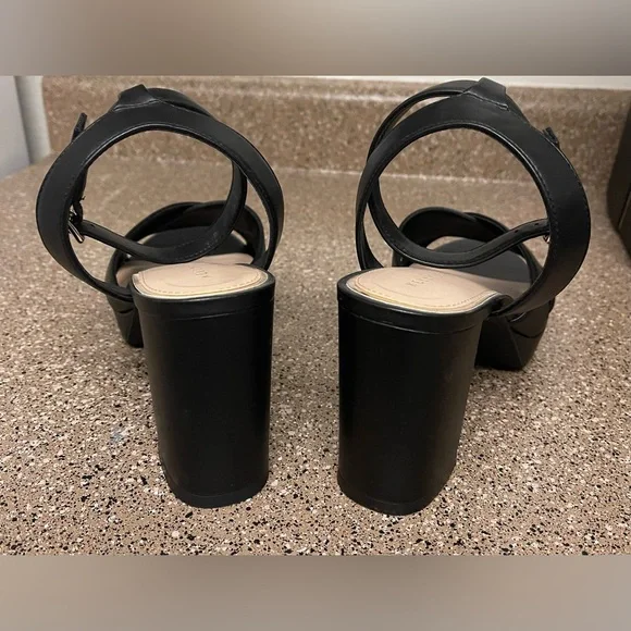 Kelly & Katie Hanniah Platform Sandal - Picture 8 of 13